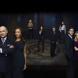 Foto promocional de '666 Park Avenue' con el reparto de la serie al completo