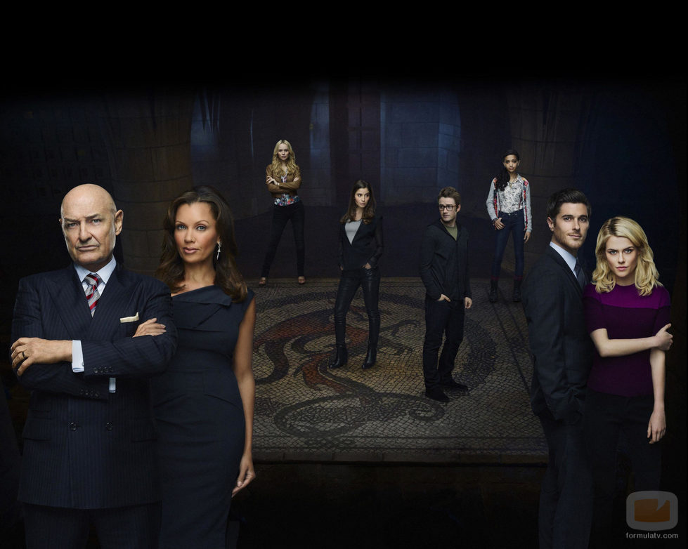 Foto promocional de '666 Park Avenue' con el reparto de la serie al completo