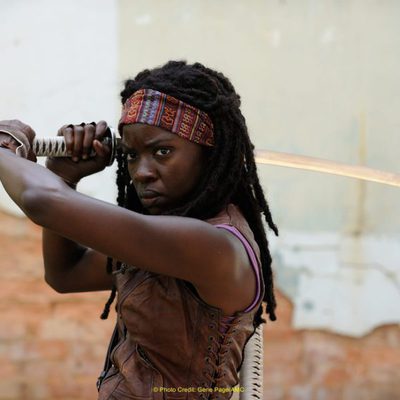 La actriz Danai Gurira en una escena de 'The Walking Dead'