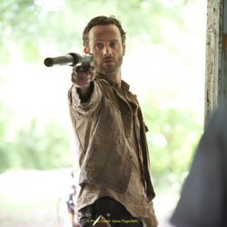 Andrew Lincoln seguirá cazando zombies en 'The Walking Dead'