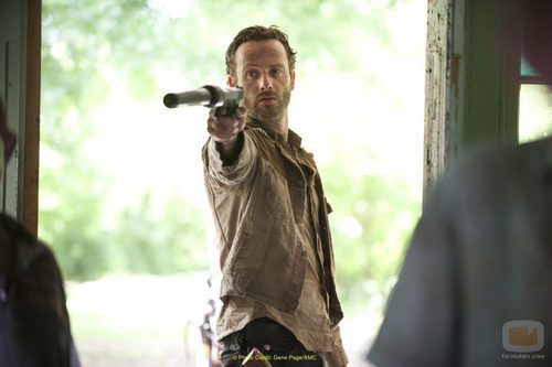 Andrew Lincoln seguirá cazando zombies en 'The Walking Dead'