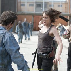 Maggie, en plena lucha contra un zombie en 'The Walking Dead'