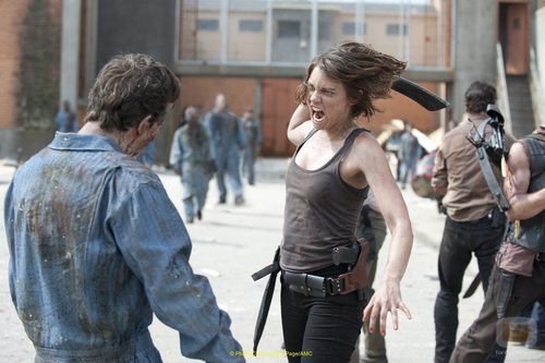 Maggie, en plena lucha contra un zombie en 'The Walking Dead'