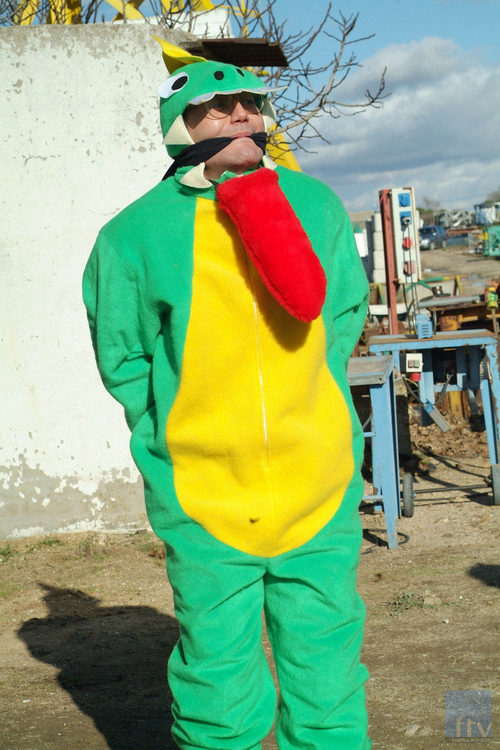 Carlos Santos disfrazado de lagarto