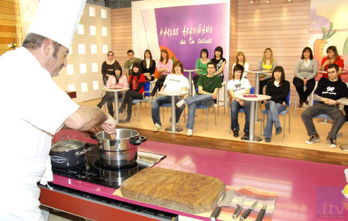 Arguiñano da clases de cocina durante un curso