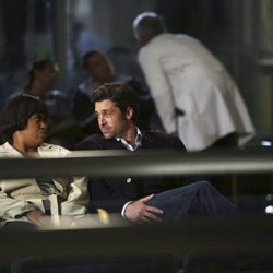 Chandra Wilson y Patrick Dempsey en 'Anatomía de Grey'