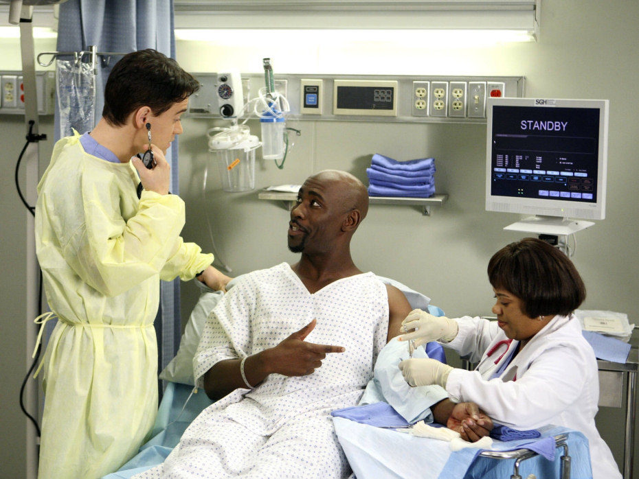 Miranda Bailey cose a un paciente en 'Anatomia de Grey'