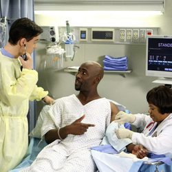 Miranda Bailey cose a un paciente en 'Anatomia de Grey'