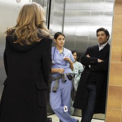 Derek mira a Meredith en 'Anatomía de Grey'