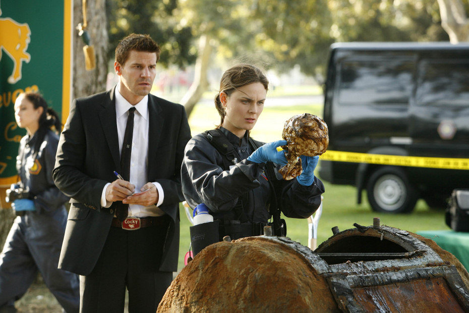 Booth y Brenan examinan huesos en "El chico de la cápsula del tiempo"
