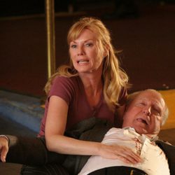 Marg Helgengerber ayuda a un hombre en 'CSI: Las Vegas'