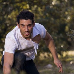 Miguel Ángel Silvestre con la camiseta rota