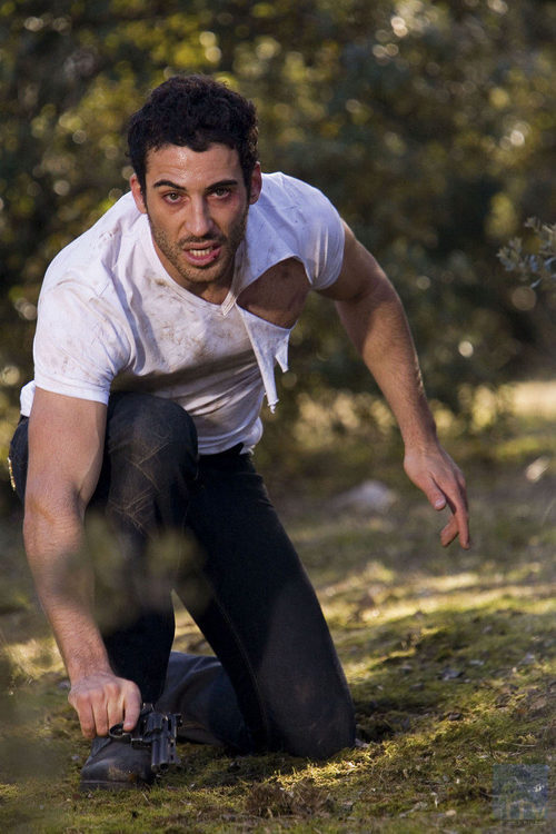Miguel Ángel Silvestre con la camiseta rota