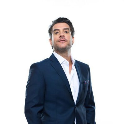 Javier Mora es Adolfo Serna, el jefe cretino en 'Fenómenos'