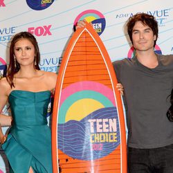 Nina Dobrev e Ian Somerhalder recogen el Teen Choice Award a la mejor serie de fantasía