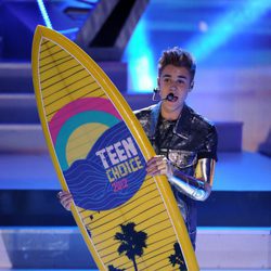 Justin Bieber recoge su premio en los Teen Choice Awards 2012