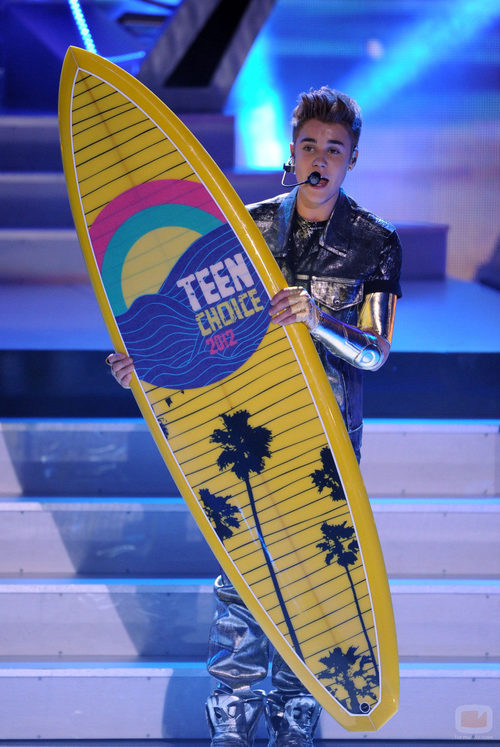 Justin Bieber recoge su premio en los Teen Choice Awards 2012
