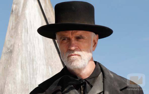 El reverendo Nathaniel Cole (Tom Noonan)