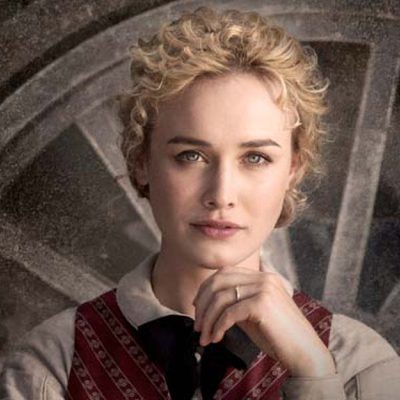 La actriz Dominique McElligott hace de Lily Bell