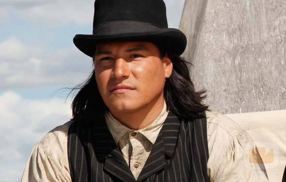 Eddie Spears interpreta a Joseph Black Moon