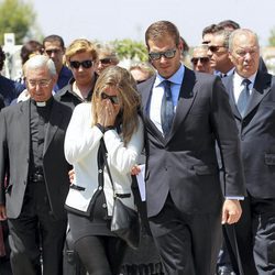 Susana Uribarri llora desconsolada en el funeral de su padre