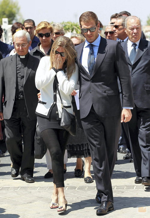 Susana Uribarri llora desconsolada en el funeral de su padre