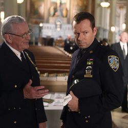 Len Cariou y Donnie Wahlberg en el capítulo 6 de 'Blue Bloods'