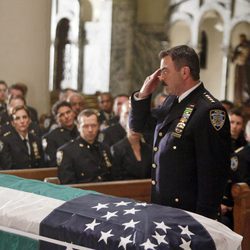 Franck Reagan asiste a un entierro en el capítulo 6 de 'Blue Bloods'