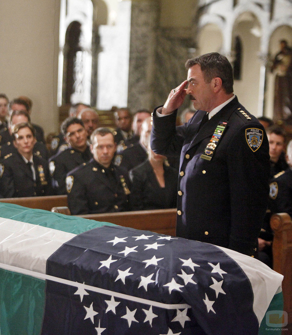 Franck Reagan asiste a un entierro en el capítulo 6 de 'Blue Bloods'