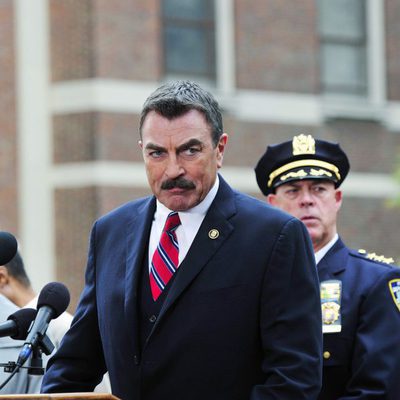 Frank Reagan da una rueda de prensa en el capítulo 9 de 'Blue Bloods'