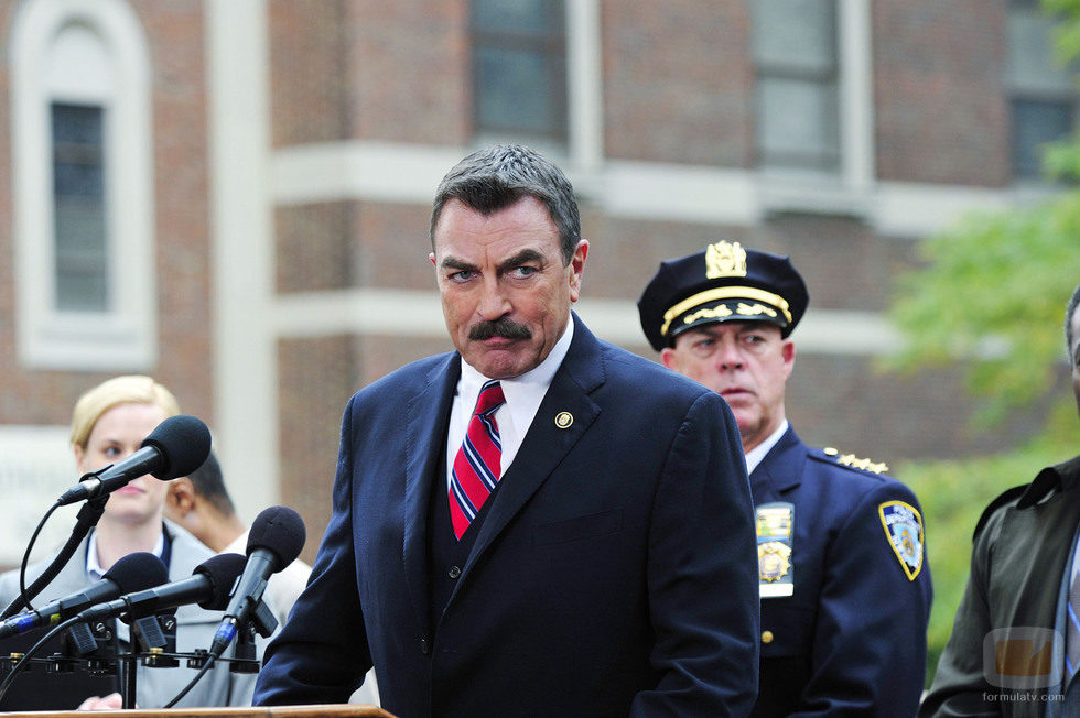 Frank Reagan da una rueda de prensa en el capítulo 9 de 'Blue Bloods'