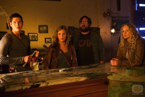 JD Pardo, Tracy Spiridakos, Zak Orth y Anna Lise Phillips en 'Revolution'