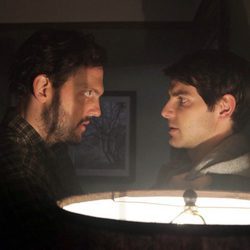 David Giuntoli y Silas Weir Mitchell en una escena del capítulo "Piloto" de 'Grimm'