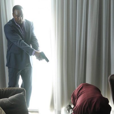 Bill apunta a una mujer con su pistola en el episodio "Piloto" de 'Alphas'
