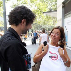 Juanra Bonet con una concursante de 'Lo sabe, no lo sabe'