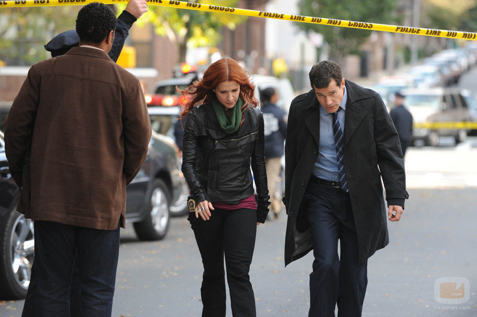 Poppy Montgomery y Dylan Walsh en el capítulo "Objetos perdidos"