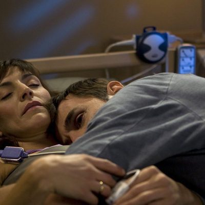 Pablo abraza a Ana en el capítulo "La mano de Dani"
