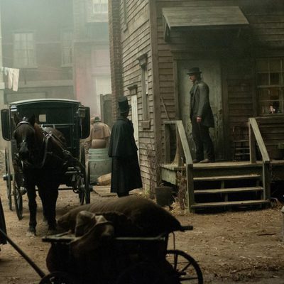 Tom Weston-Jones en el decorado de la serie 'Copper'