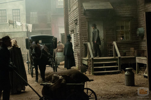 Tom Weston-Jones en el decorado de la serie 'Copper'