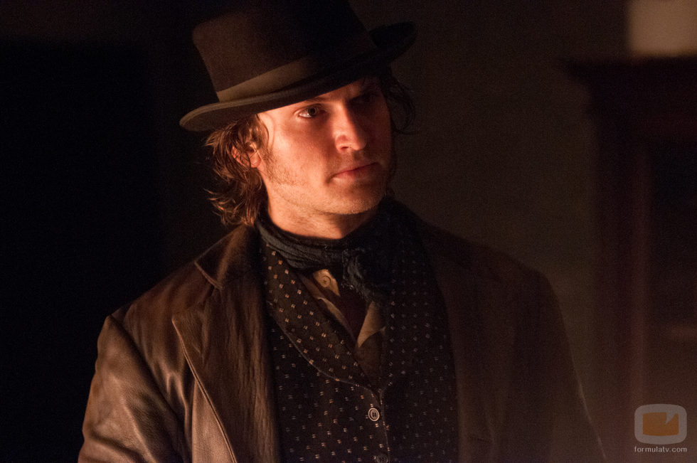 Tom Weston-Jones es Kevin Corcoran