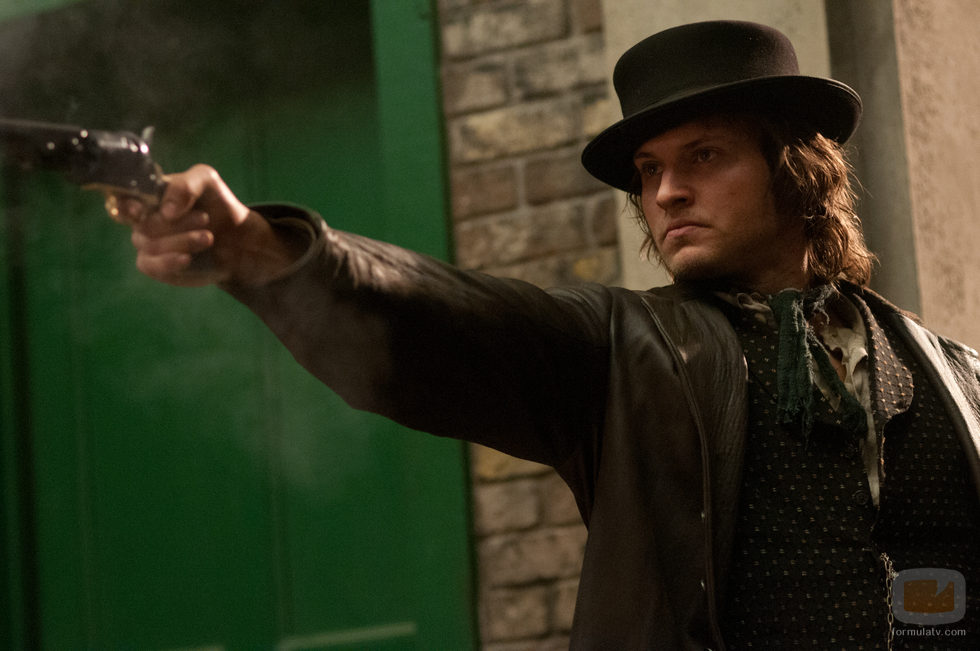 Tom Weston-Jones, empuña un arma en 'Copper'