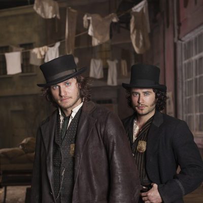 Kevin Corcoran (Tom Weston-Jones) y Maguire (Kevin Ryan)