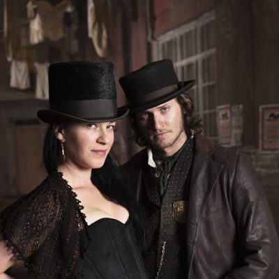 Tom Weston-Jones posa junto a Franka Potente