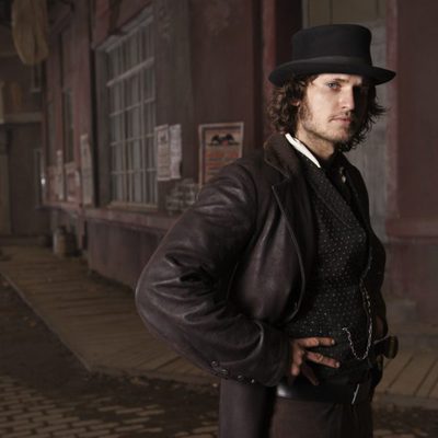 Tom Weston-Jones posa caracterizado como Kevin Corcoran