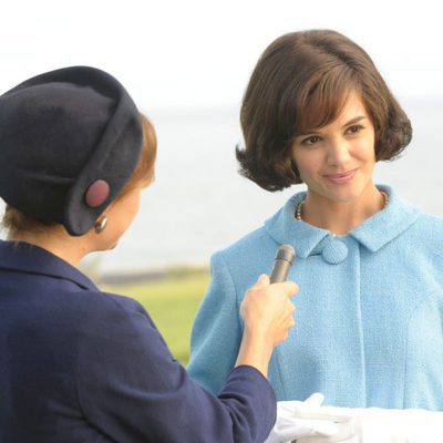 Jacqueline Bouvier atiende a la prensa en 'Los Kennedy'