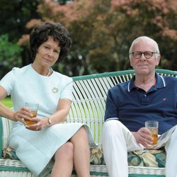 Joe y Rose Kennedy sentados en el jardín de la Casa Blanca