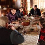 La familia Reagan se reune para comer en el capítulo "Todo lo que brilla"
