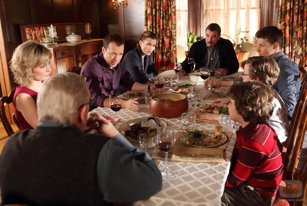 La familia Reagan se reune para comer en el capítulo "Todo lo que brilla"