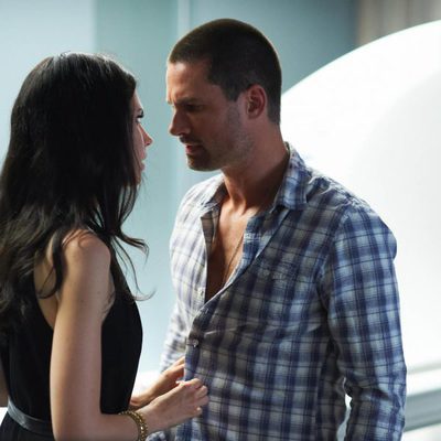 Cameron y Nina suben la temperatura en 'Alphas'