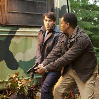 Nick y Hank persiguen a un monstruo en 'Grimm'